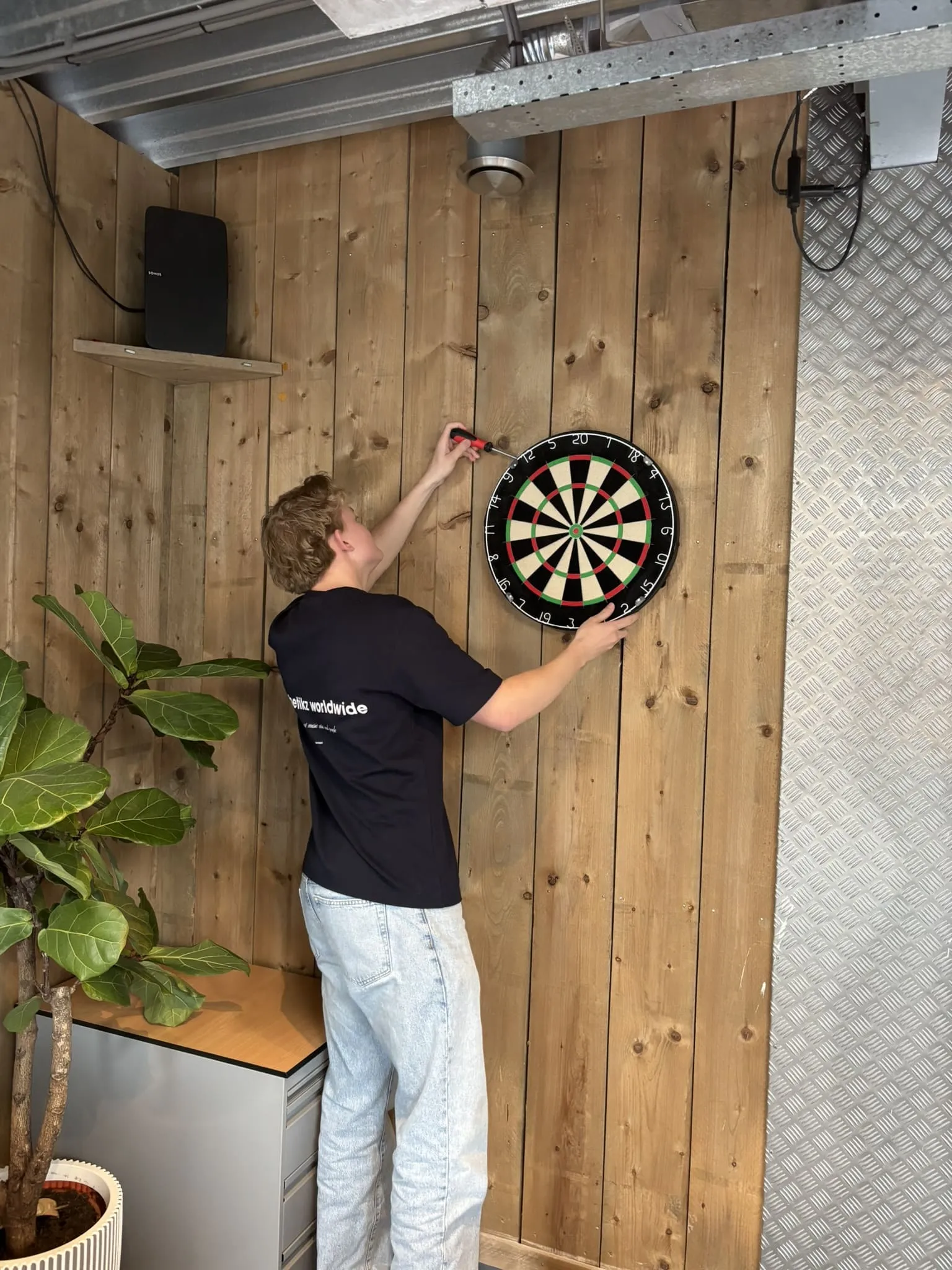 Jayson-hangt-nieuwe-dartbord-op Jayson hangt nieuwe dartbord op