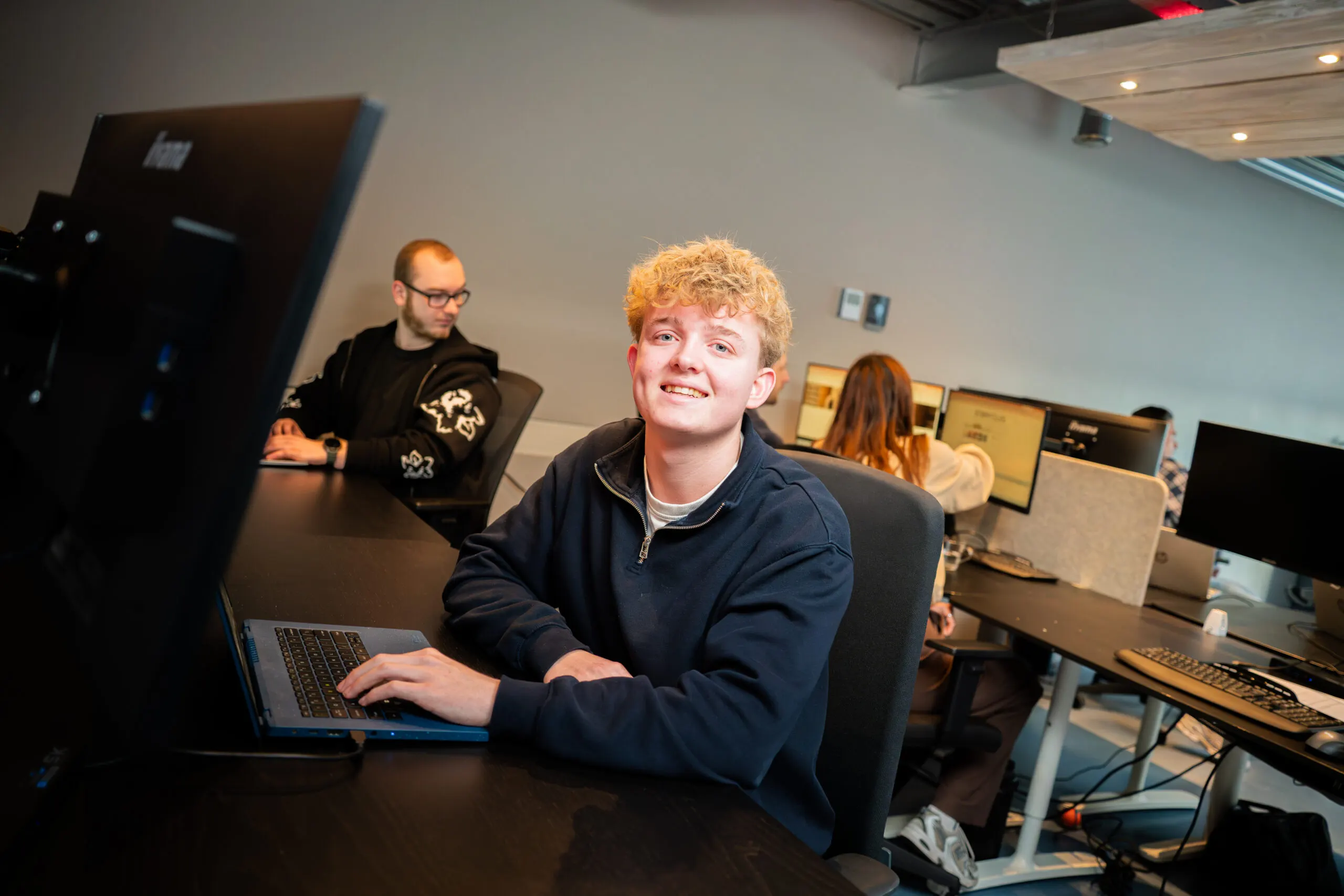 Viewsproductions_Zoomin_Maand_Jan_-9-scaled-squished Online marketeer Jayson achter zijn bureau