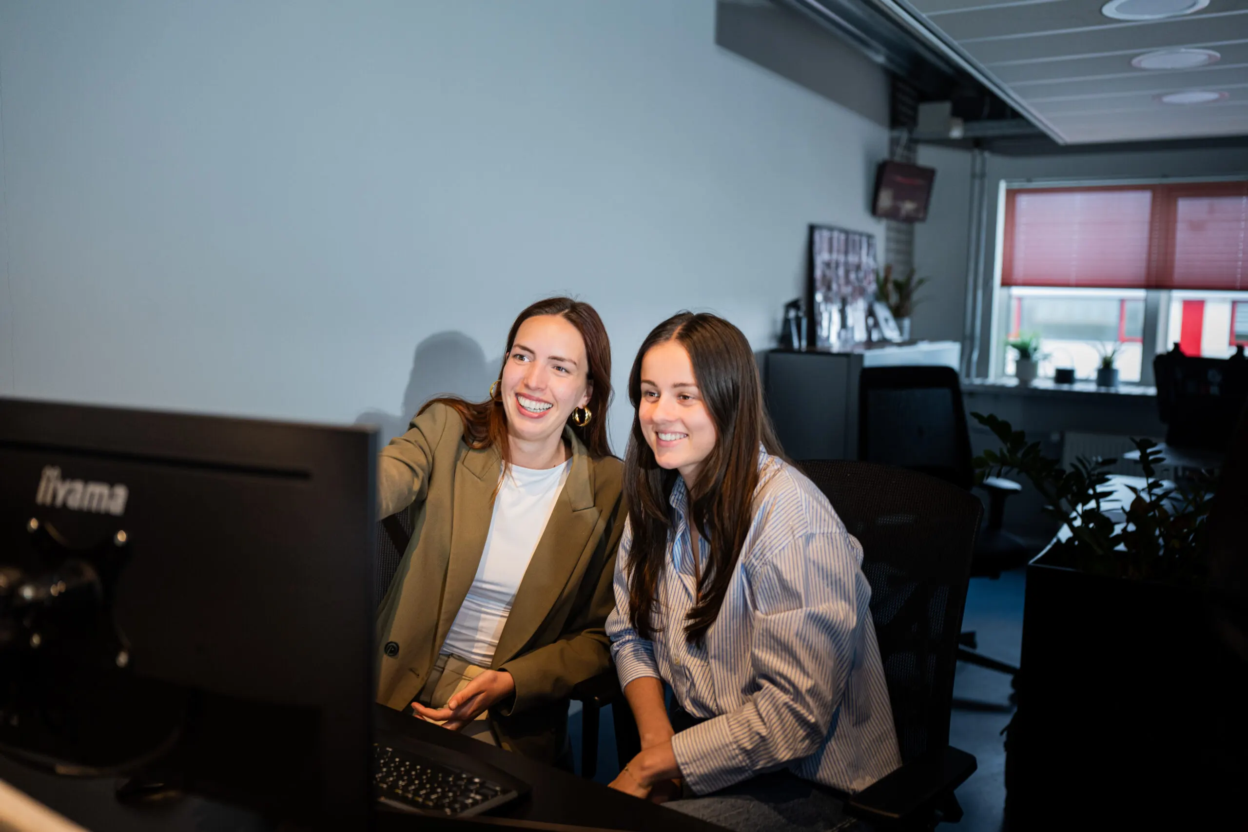 Viewsproductions_Zoomin_Mei_-3-scaled-squished Stagiair Nova en SEO Specialist Sanne kijkend naar beeldscherm